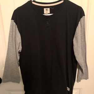 Mens Size Large DC 3/4 Sleeve Shirt